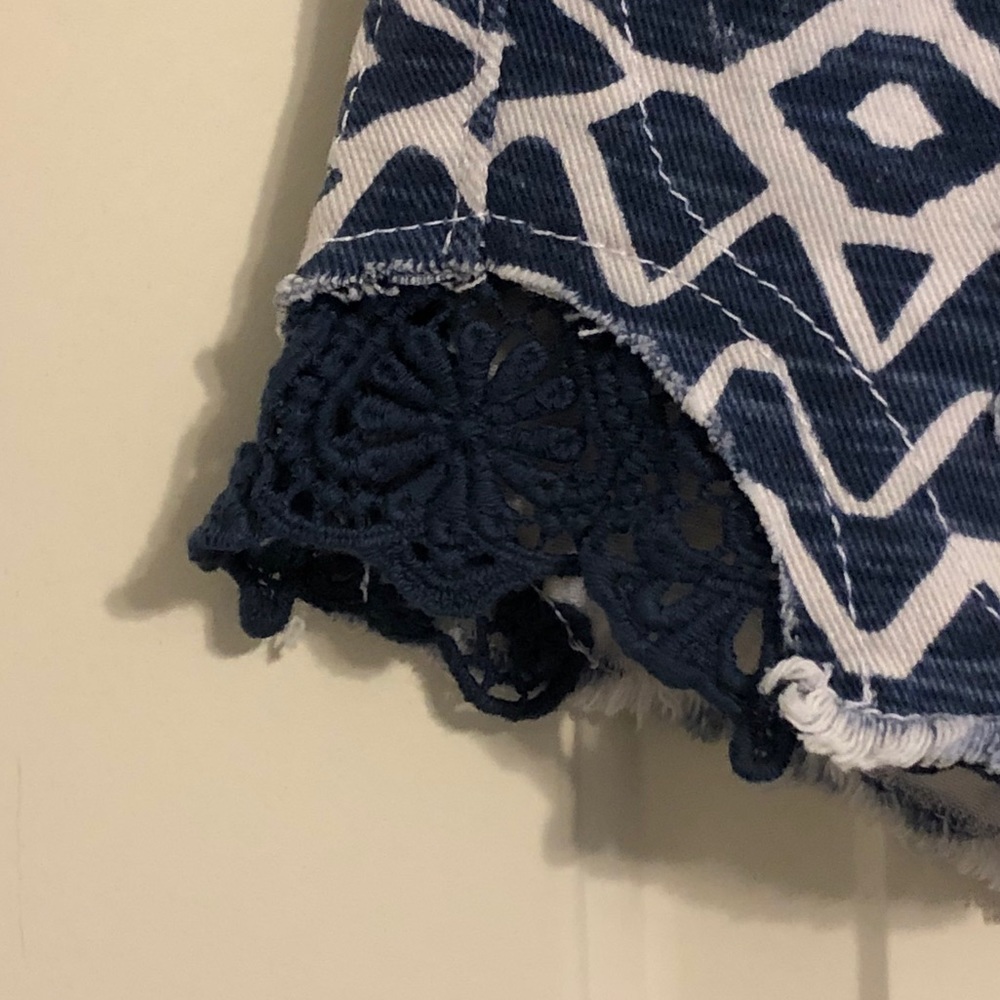 Distressed Aztec shorts - Picture 3 of 8